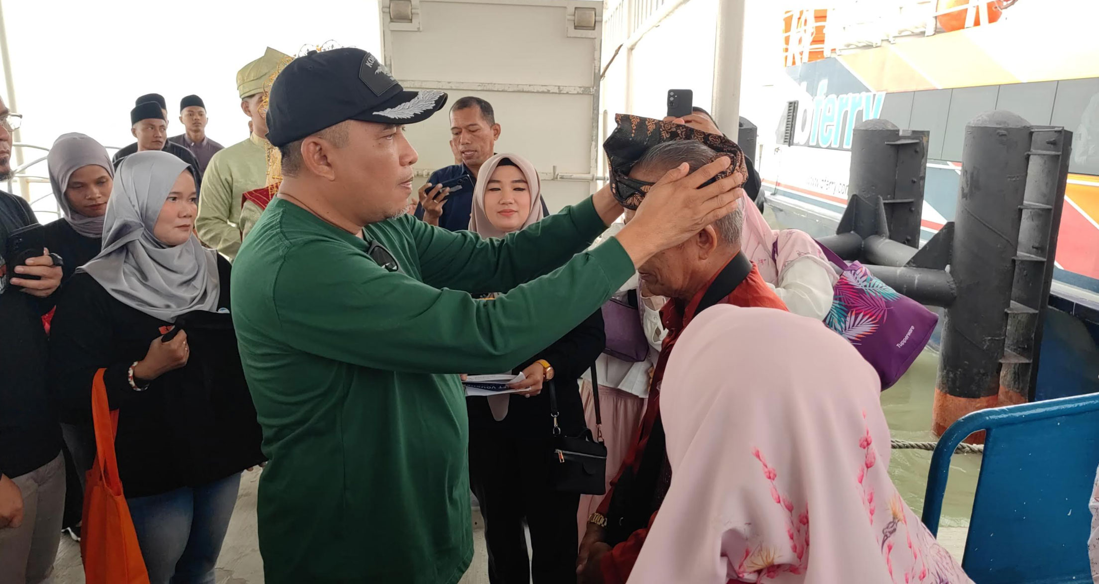 Bupati Karimun dan Wakil Sambut Wisman Perdana 2026 dengan Pemasangan Tanjak dan Pengalungan Bunga