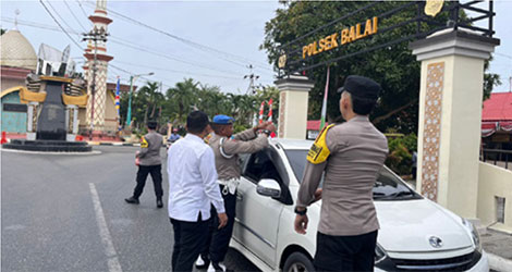 Sambut HUT Kemerdekaan, Polsek Balai Bagikan Bendera Merah Putih kepada Masyarakat