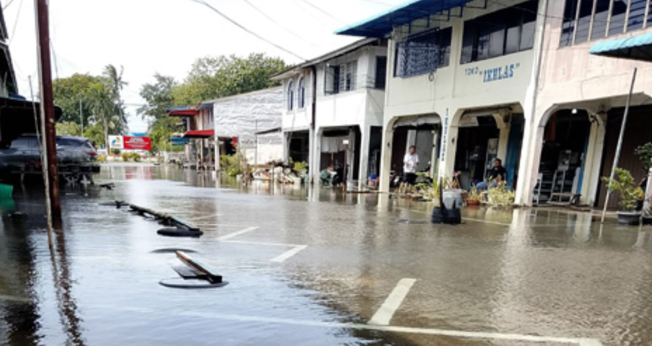 Banjir Rob Kepung Wilayah Tanjunguban, Aktivitas Kendaraan Terganggu