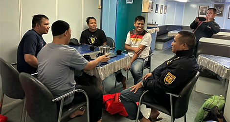 KN Sarotama P.112 Evakuasi 4 dari 8 Kru MT Silver Sincere yang Tenggelam di Parairan Berakit