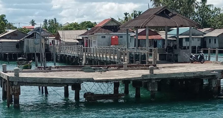 Tiang Pelabuhan Tambat Nelayan Kampung Mentigi Amblas, Lantai Mulai Kropos