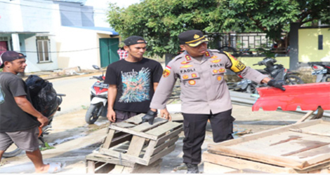 Kapolres Karimun Terjunkan Anggota Bersihkan Puing Dampak Angin Puting Beliung