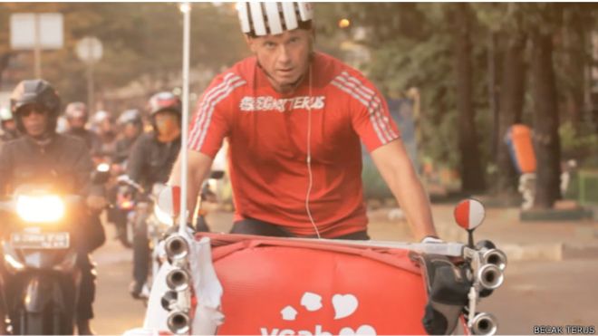 Inilah Cara 'Gila' Scott Thomson Menembus Asap Sumatera