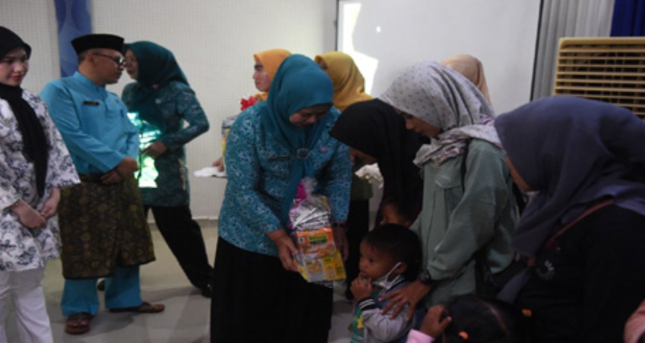 Ketua PKK Kepri Salurkan 202 Paket Nutrisi Cegah Stunting untuk Masyarakat Bintan