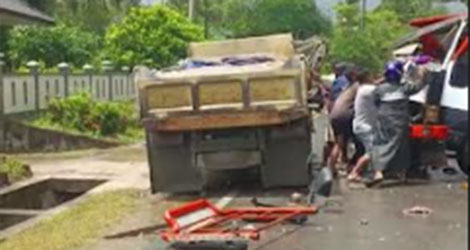 Dua Truk Laga Kambing di Jalan Gesek Bintan, Satu Sopir Terhimpit