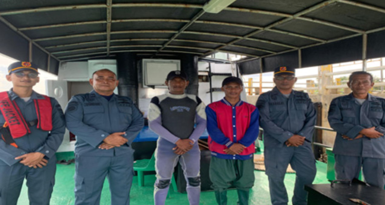 KN 406 Pangkalan PLP Tanjunguban Bantu Nelayan Kehabisan BBM di Selat Riau