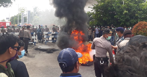Ratusan Massa Masih Demo di Halaman Mako Lanal Ranai dan DPRD Natuna