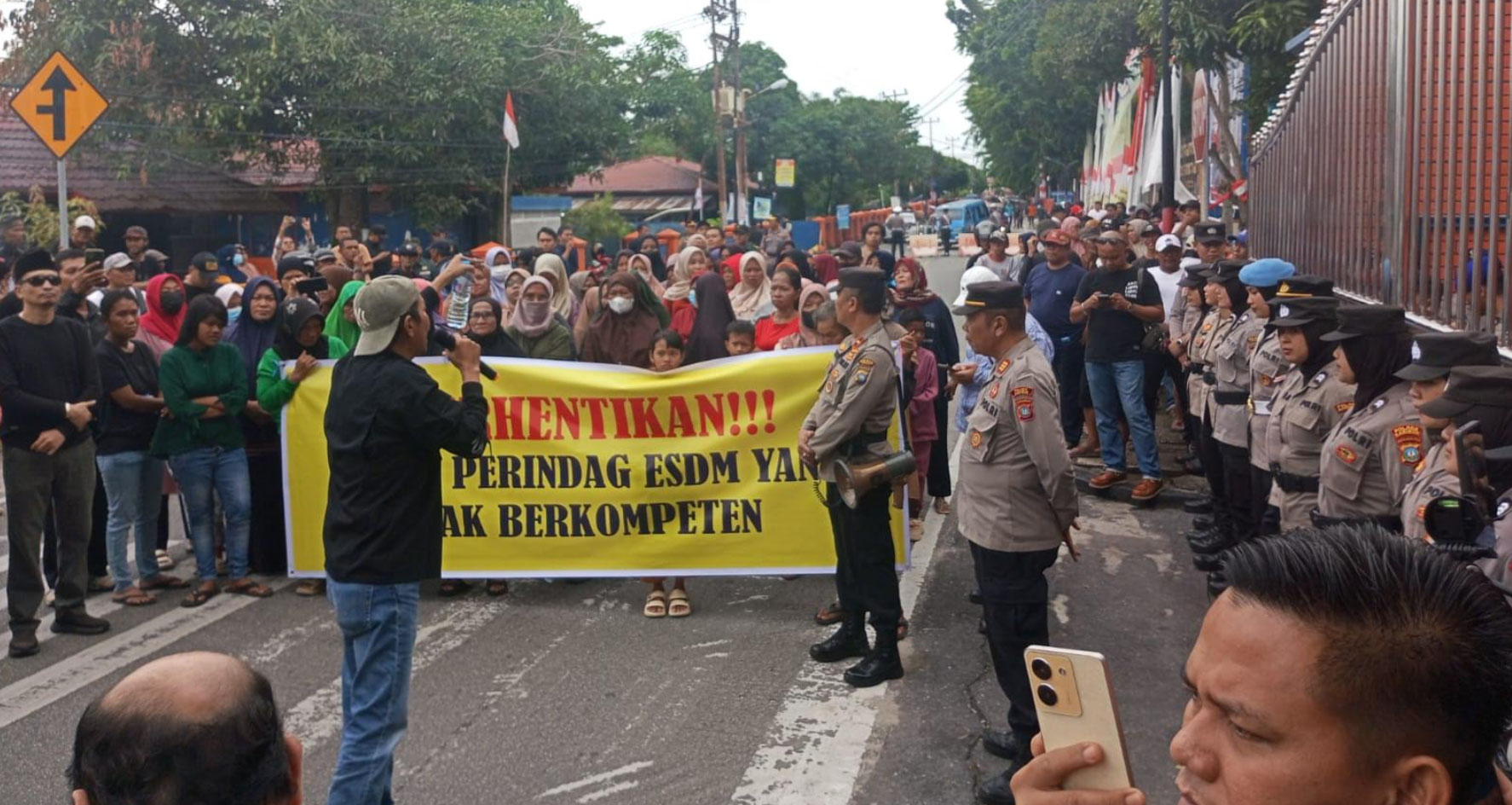 Emak-emak Karimun Turun ke Jalan, Protes Langkanya Beras Premium