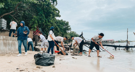 Sambut Ultah ke-12, Harris Hotel Batam Center Gelar Aksi Bersih-bersih Pantai Nongsa