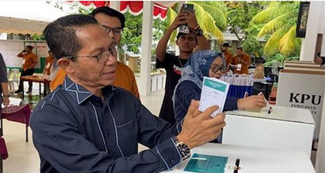 Didampingi Keluarga, Amsakar Achmad Tunaikan Hak Pilih di TPS 18 Batam Center