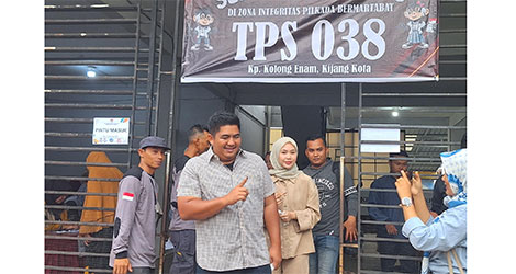 Roby Kurniawan dan Istri Nyoblos di TPS 038 Kampung Kolong Enam Kijang Kota