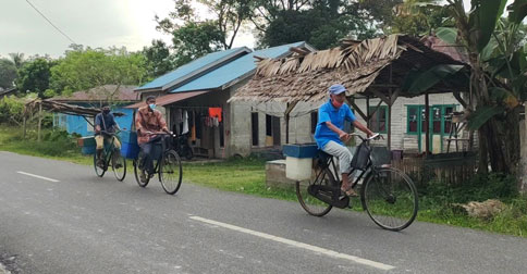 Kayuh Sepeda Puluhan Kilometer, Kakek Penjual Ikan Bertahan Hidup di Tengah Pandemi