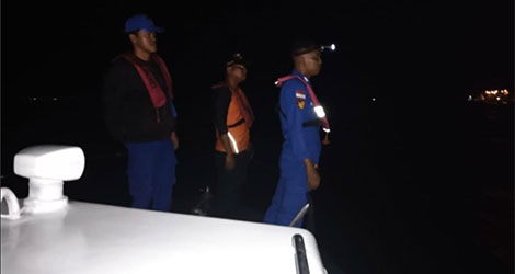Tiga Nelayan Selamat Usai Kapal Pompong Tenggelam Dihantam Ombak di Perairan Karimun