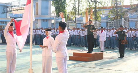 Senin Berkibar, Dandim Lamongan Beri Motivasi dan Wawasan Kebangsaan kepada Siswa SMA N I Ngimbang