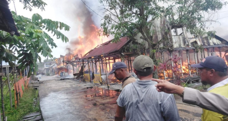 Tujuh Rumah di Senayang Terbakar, Kapolsek Turun Langsung Pimpin Penanganan