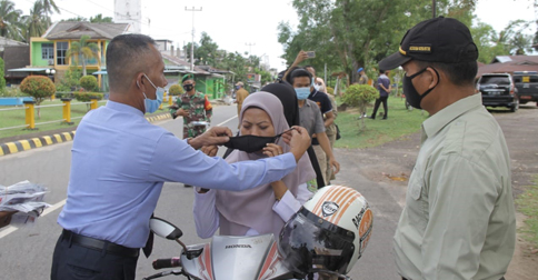 Gerakan 5 Juta Masker, Pemkab Lingga Bagikan Masker ke Masyarakat