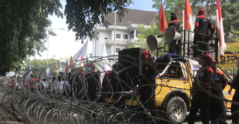 Antisipasi Demo Buruh, Polisi Barikade Pintu Masuk Gedung Graha Kepri