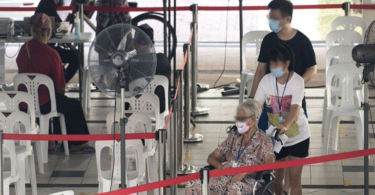 Hadapi Gelombang Baru Covid-19, Singapura Desak Ribuan Lansia Lakukan Vaksin Booster