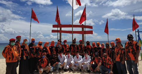 Pemuda Pancasila Natuna Gelar Upacara Bendera di Pantai Sisi