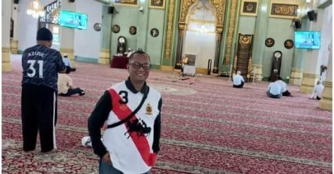 Menyimak Tausiah Dhuhur Ustadz Khalid Rafi di Masjid Sultan Singapura