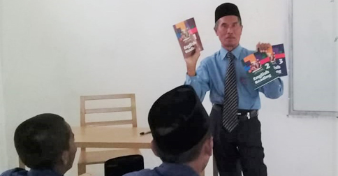 Lebih 35 Tahun Konsisten Mengajar Bahasa Inggris