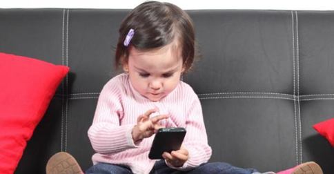 Mom, YouTube Bukan Baby Sitter, Ini Cara Anak tak Kecanduan Handphone