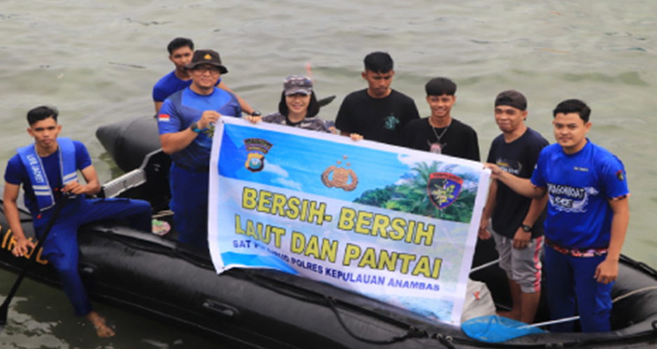 Polres Kepulauan Anambas dan TNI Bersinergi Bersihkan Pantai Demi Kelestarian Lingkungan