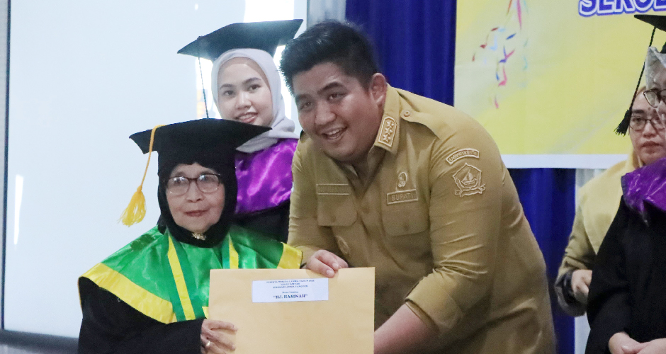 Puluhan Lansia di Bintan Diwisuda Usai Ikuti Pendidikan Nonformal