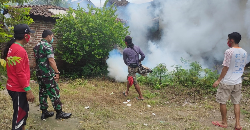 Babinsa Koramil Ngimbang Lamongan Bersama Warga Gencarkan Fogging