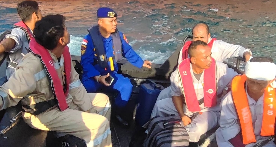 KN Kalimasadha Evakuasi 5 Orang Kru KM Nusantara 5 yang Diselamatkan Kapal Asing di Perairan Berakit