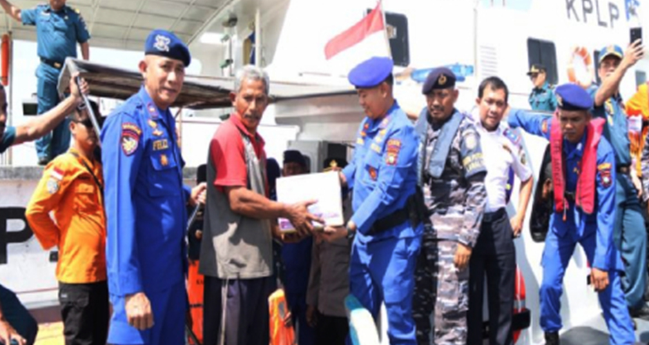 Satpolairud Polres Karimun Bagikan Life Jacket dan Sembako untuk Nelayan