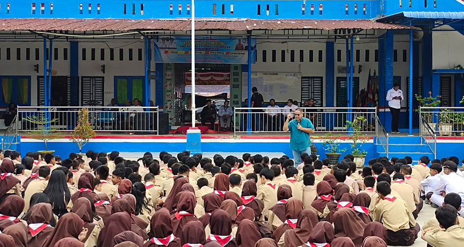 Teguh Santosa Ajak Siswa SMPN 1 Padangsidimpuan Bermimpi Besar