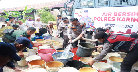 Tak Terjangkau PDAM, Polres Karimun Bagikan Air Bersih Kepada Masyarakat Sungai Lakam Barat