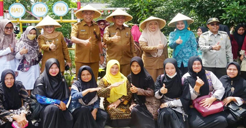 Upaya Pengendalian Inflasi, Gubernur Serahkan Bantuan Alat Pertanian di Natuna