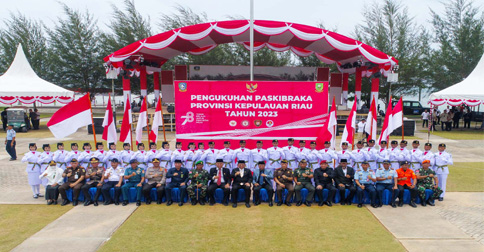 Dikukuhkan Gubernur, Paskibraka Provinsi Kepri 2023 Kibarkan Merah Putih di Gerbang Utara NKRI