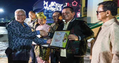 Terima Penghargaan Rida K Liamsi, Gubernur Ansar: Dunia Literasi Melayu Tetap Hidup