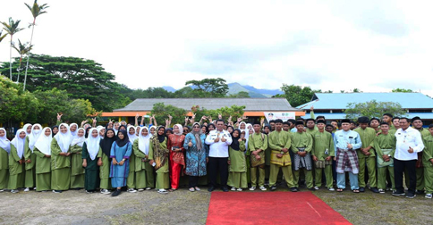 Gubernur Ansar Motivasi Murid SMAN 1 Lingga Jangan Takut Bermimpi Besar