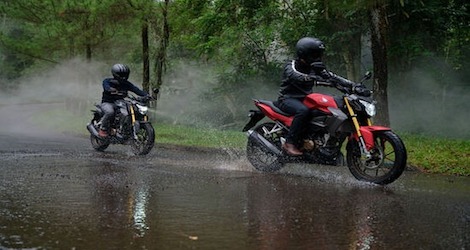Waspada Aquaplaning di Musim Hujan, Tips Aman Berkendara untuk Pengguna Sepeda Motor