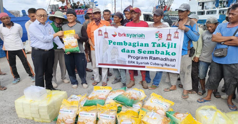 BRKS Ranai Rayakan HUT ke-58 dengan Bagikan Sembako di Pelabuhan Penagi