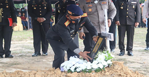 Gugur Saat Operasi Mandago Raya di Poso, Jenazah Bripda Noza Anggray Ginting Dimakamkan di TPU Sei Temiang