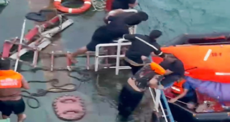 KN Tanjung Datu-301 Evakuasi Nahkoda dan ABK MT Silver Sincere yang Tenggelam di Perairan Bintan