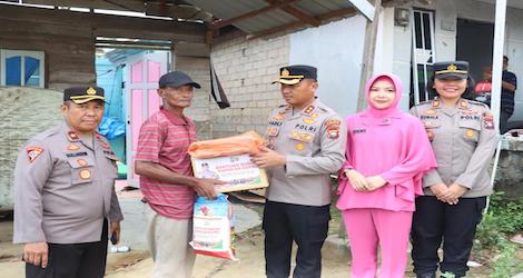 Polres Karimun Salurkan Bansos Kapolda Kepri kepada Korban Puting Beling di Baran Timur