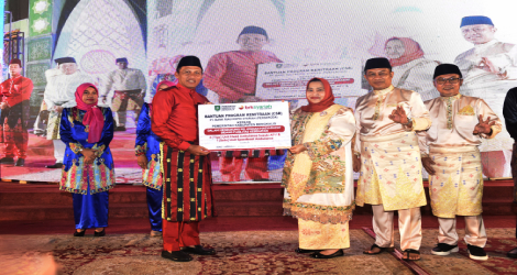 Dukung Layanan Kesehatan Bengkalis, BRK Syariah Serahkan Ambulans dan Speedboat Ambulans
