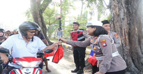 Peringati HUT Polda Kepri ke-20, Polres Karimun Berbagi Takjil Kepada Masyarakat