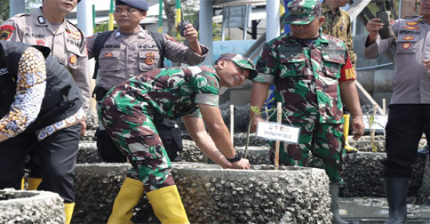 Dandim Lamongan Tanam Pohon Mangrove di HUT Brimob dan Polairud