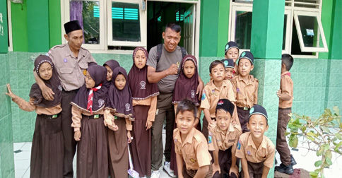 Dongkrak Semangat Belajar Siswa, Danramil Sugio Beri Kado Sepatu