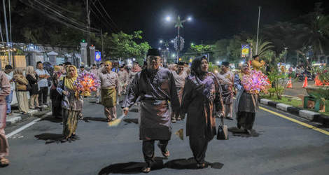Defile Kafilah Bintan Turut Meriahkan Malam Pembukaan STQH XI Kepri