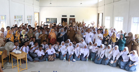 Dewi Ansar Serahkan Akta Notaris Koperasi Sekolah ke SMKN 1 Gunung Kijang