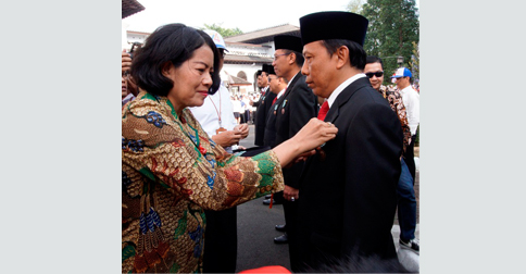 Direktur JNE Dianugrahi Satyalancana di Hari Bhakti Postel ke-74