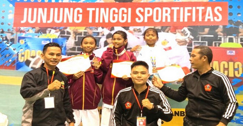 FORKI Kepri Apresiasi Medali Fauziah dan Rido di Kejuaraan Karate FORKI Riau Championship